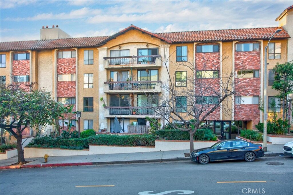 Property Photo:  1735 N Fuller Avenue 425  CA 90046 