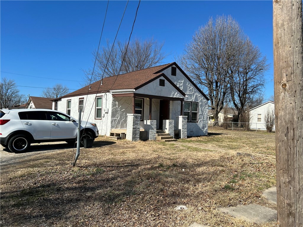 Property Photo:  702 N Kansas Street  AR 72764 