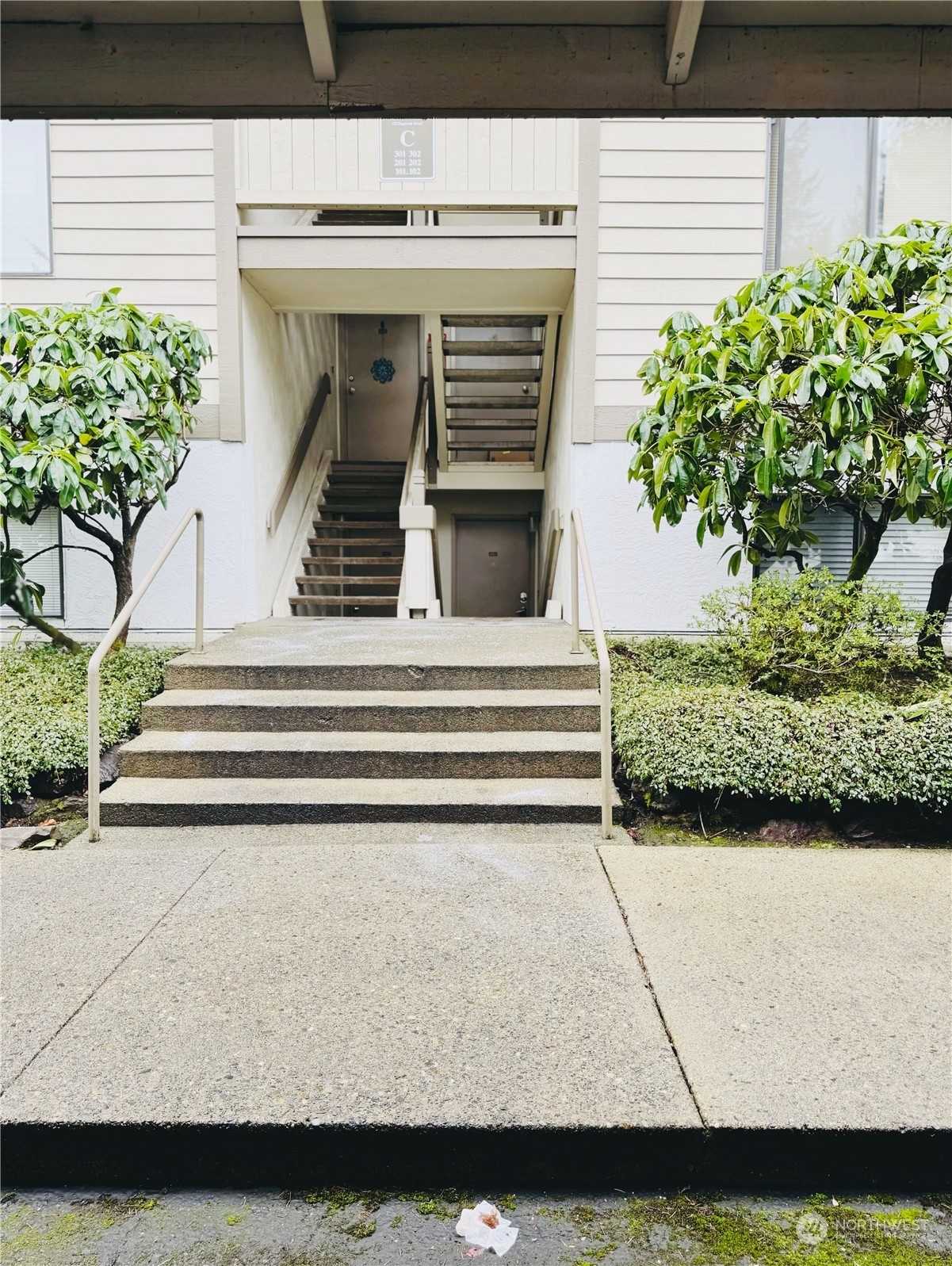 Property Photo:  222 NE Dogwood Street C-102  WA 98027 