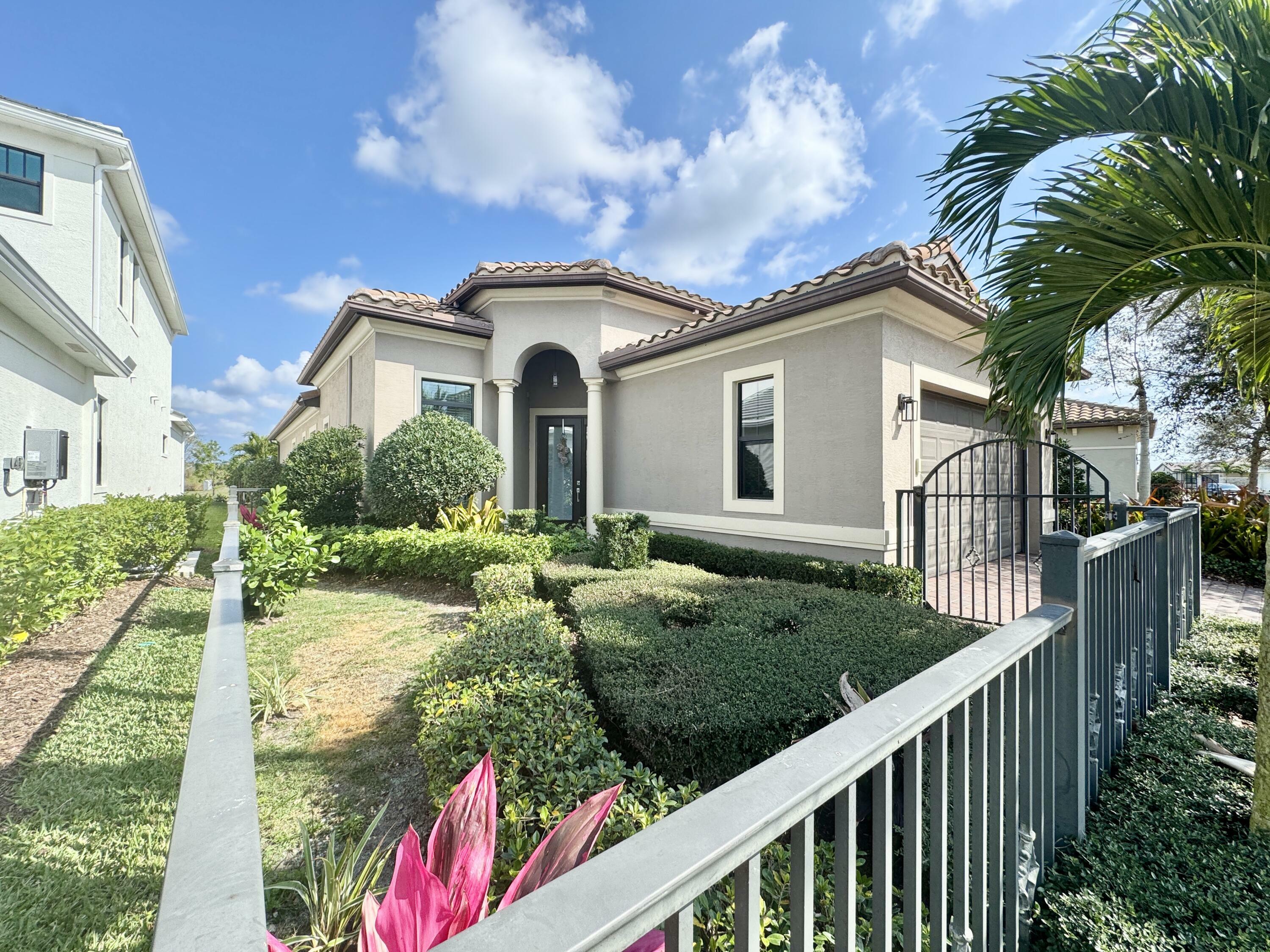 Property Photo: 320 SE Fascino Circle FL 34984