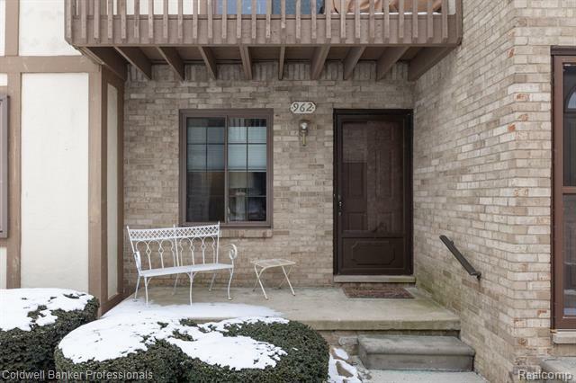 Property Photo:  962 Country Club Drive  MI 48082 