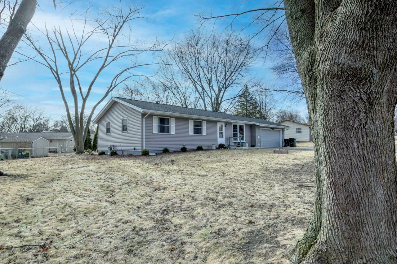 Property Photo:  521 Hyland Drive  WI 53589 