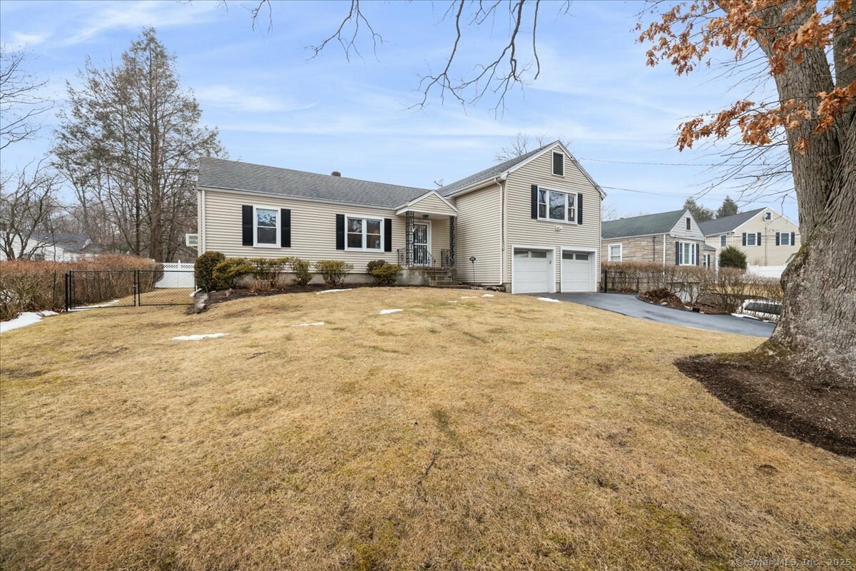 Property Photo:  29 Meadowpark Avenue East  CT 06905 