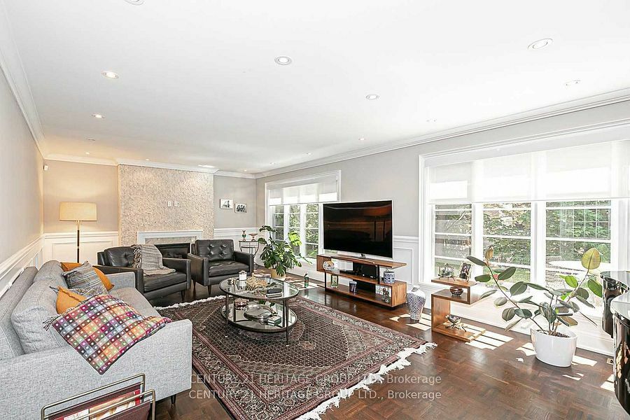 Property Photo:  183 Lord Seaton Rd  ON M2P 1L1 