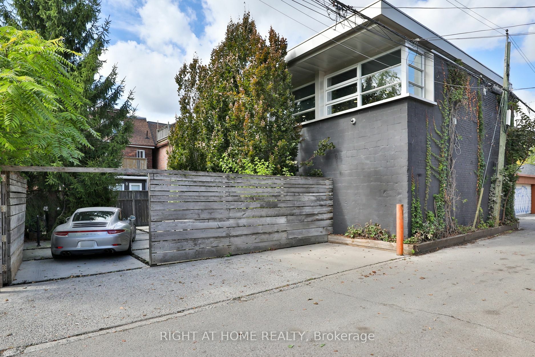 Property Photo:  660R College St  ON M6G 1B8 