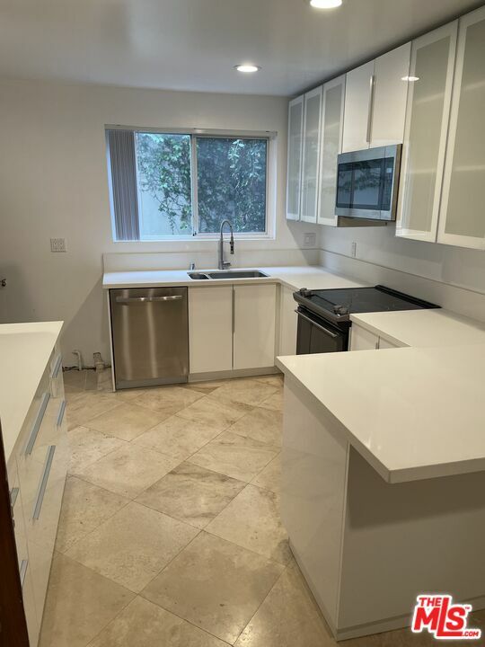 Property Photo:  9297   Burton Way 1  CA 90210 