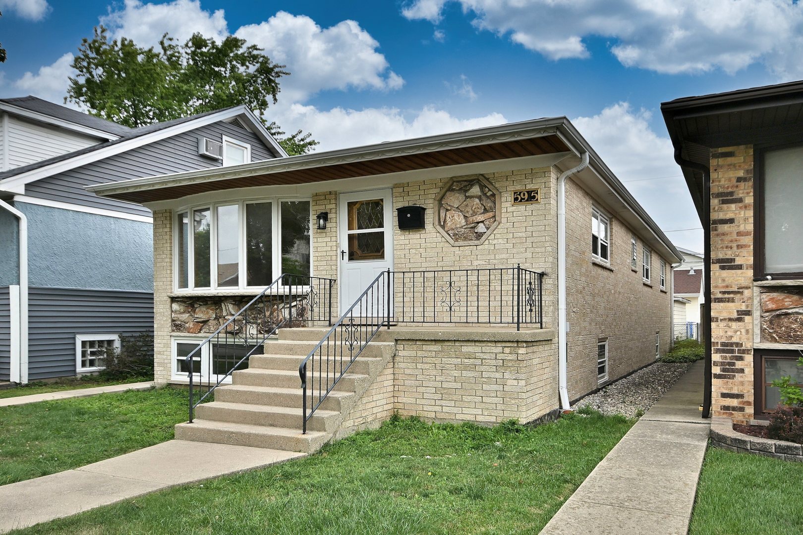 Property Photo: 5915 N Manton Avenue IL 60646