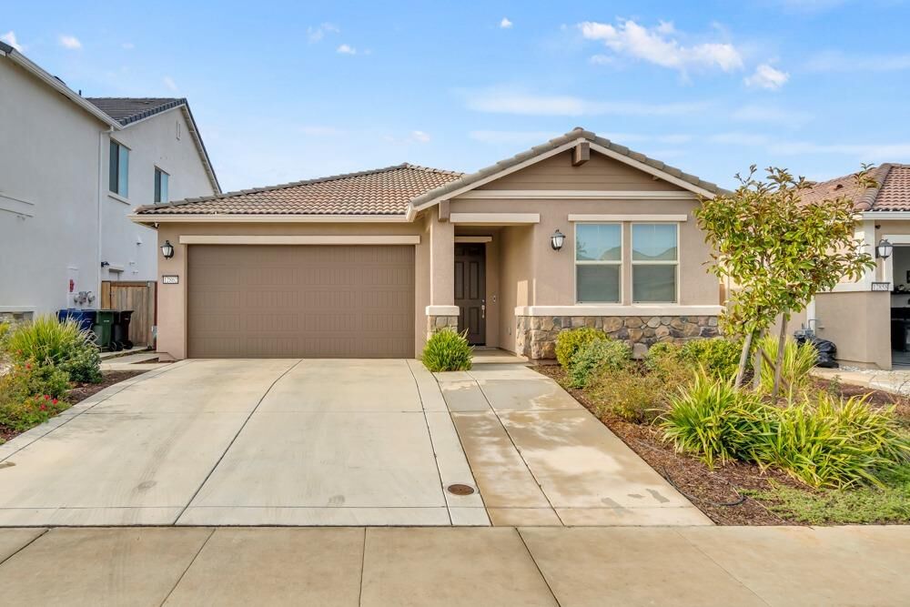 Property Photo:  12862 Blueblanc Way  CA 95742 