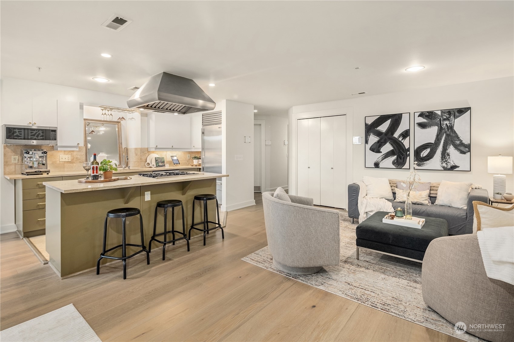 Property Photo: 2019 Franklin Avenue E 202 WA 98102