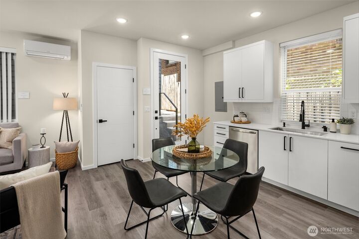 Property Photo:  1470 B  21st Avenue  WA 98122