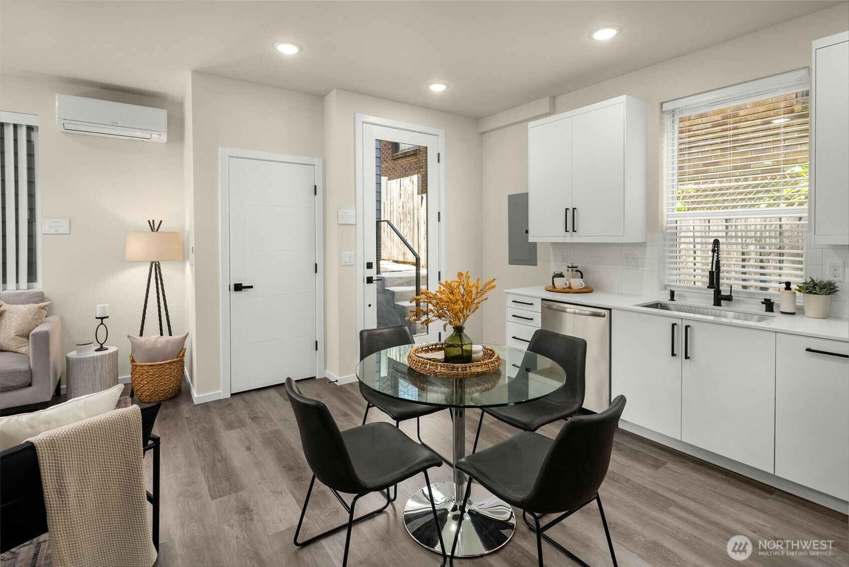 Property Photo:  1470 B  21st Avenue  WA 98122 