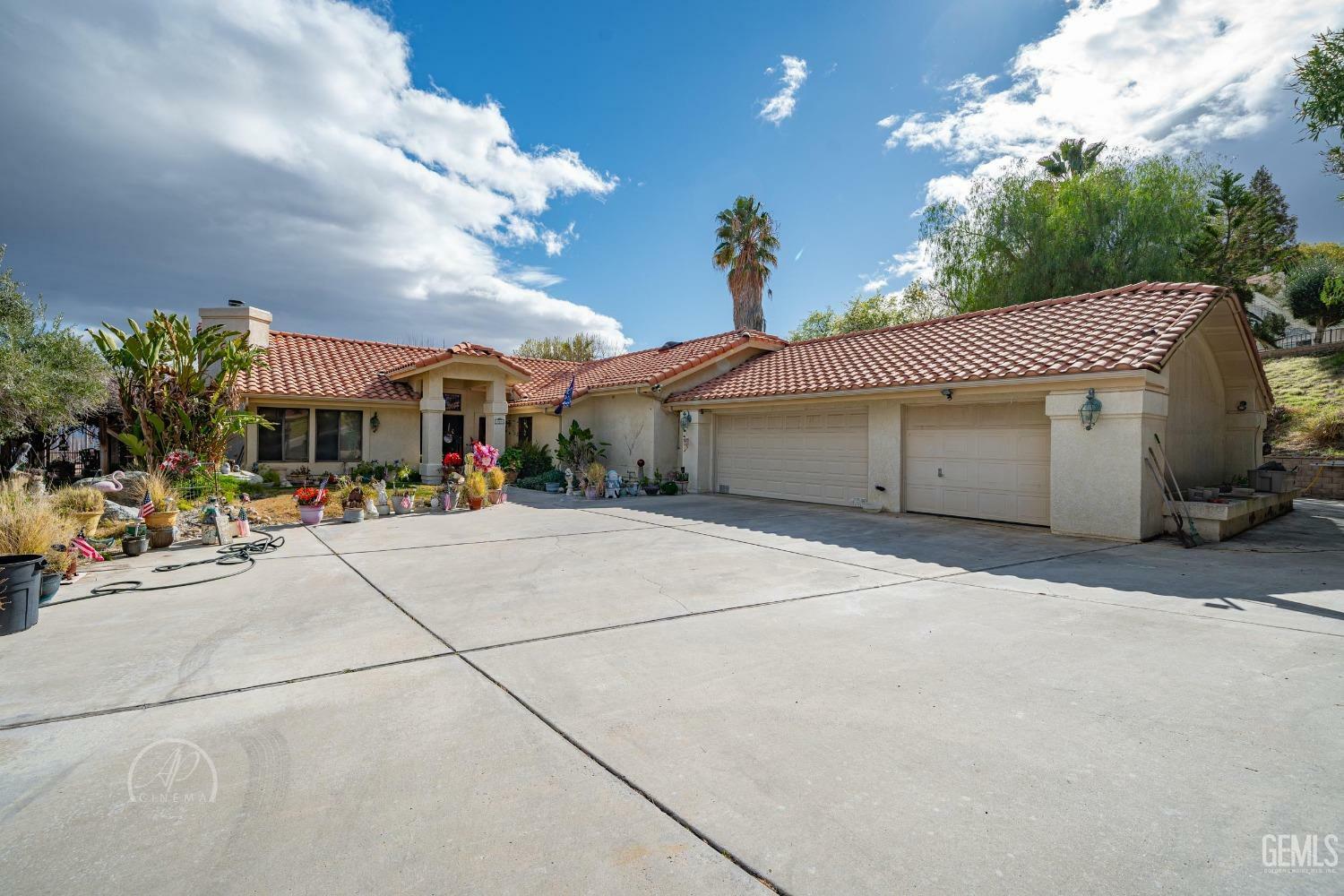 Property Photo:  909 Arroyo Way  CA 93268 