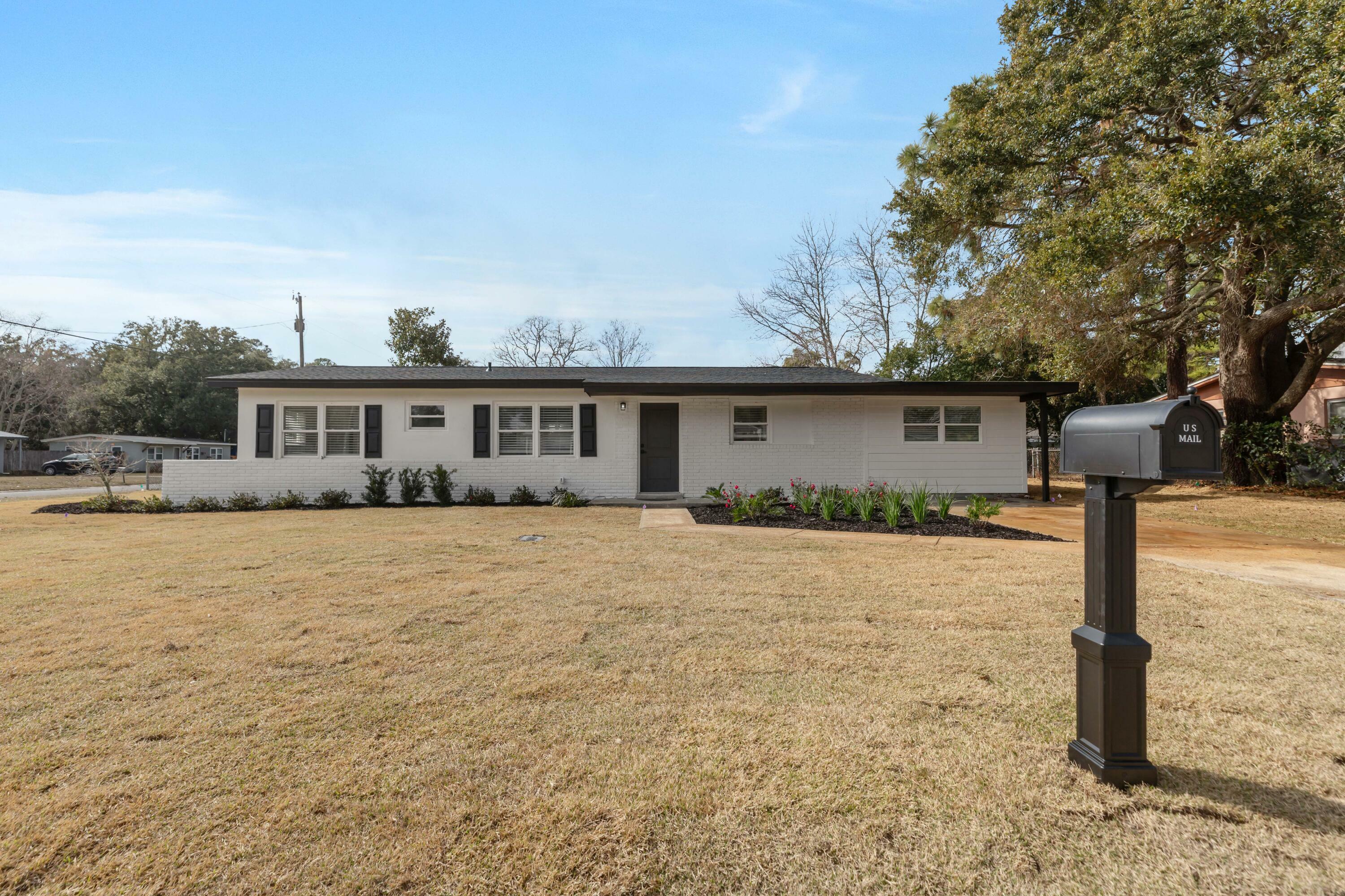 Property Photo:  601 Blackstone Road  FL 32569 