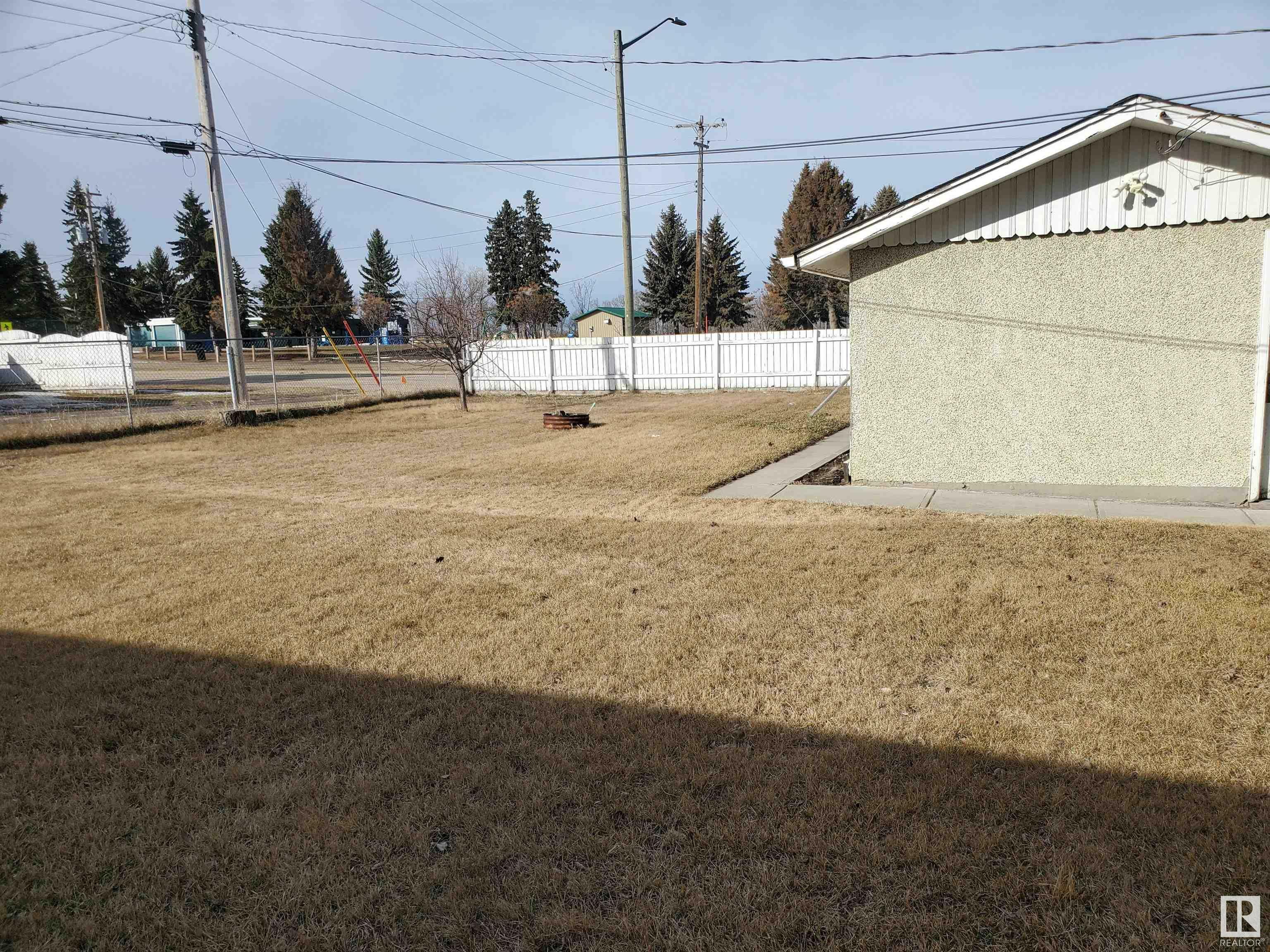 Property Photo:  5122 54 Avenue  AB T7Z 1B8 