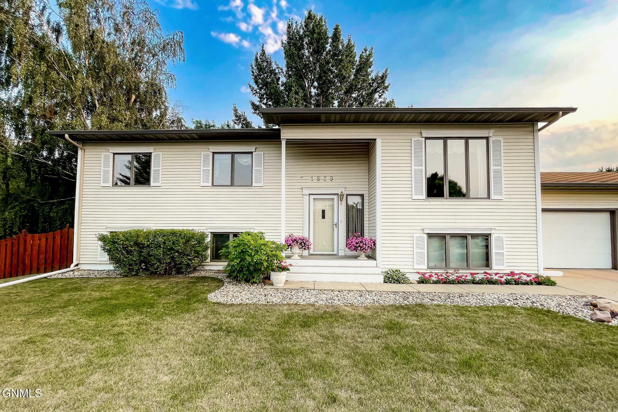 Property Photo:  1829 15th Street SW  ND 58701 