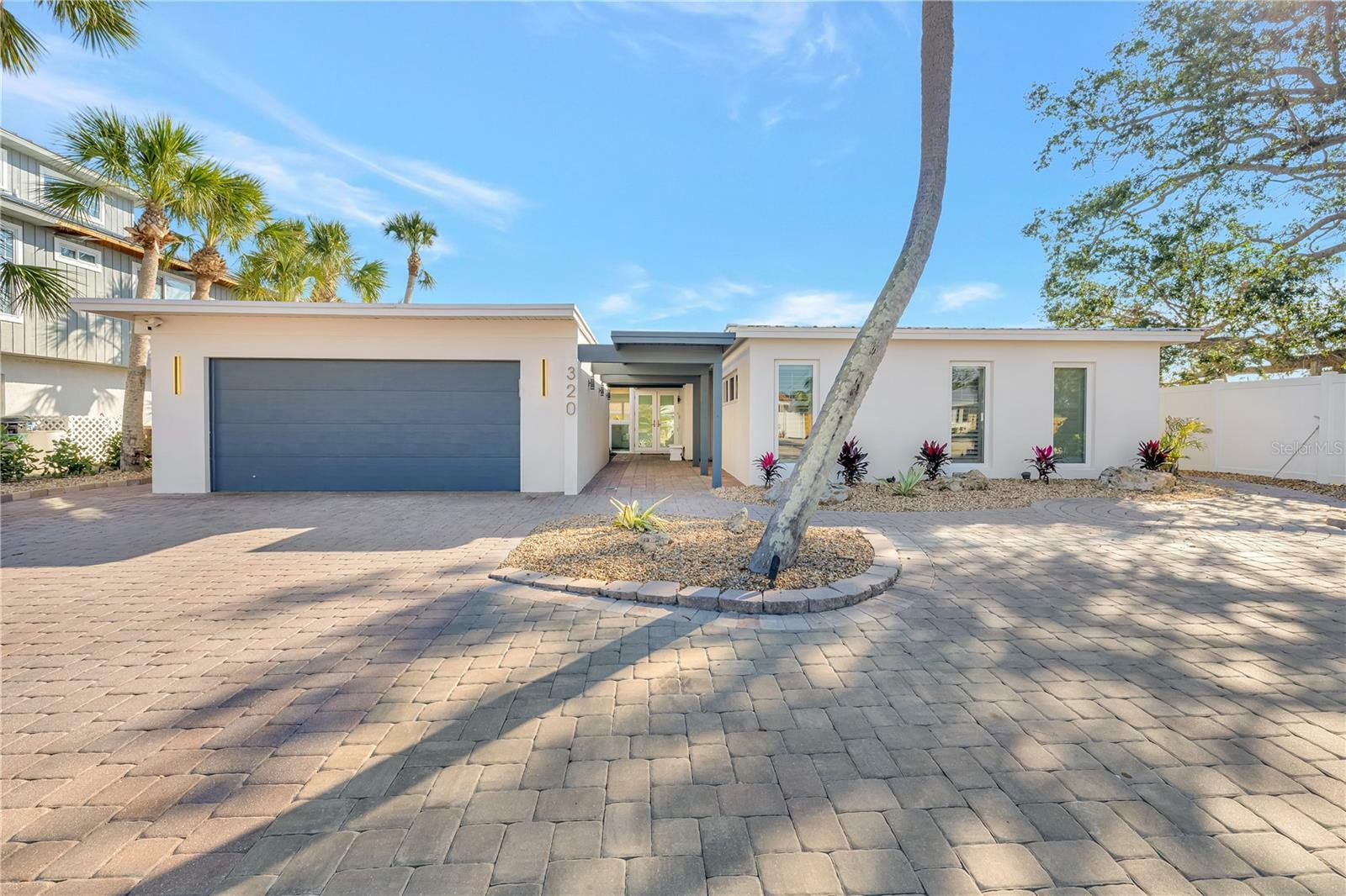 Property Photo: 320 Avenida Leona FL 34242