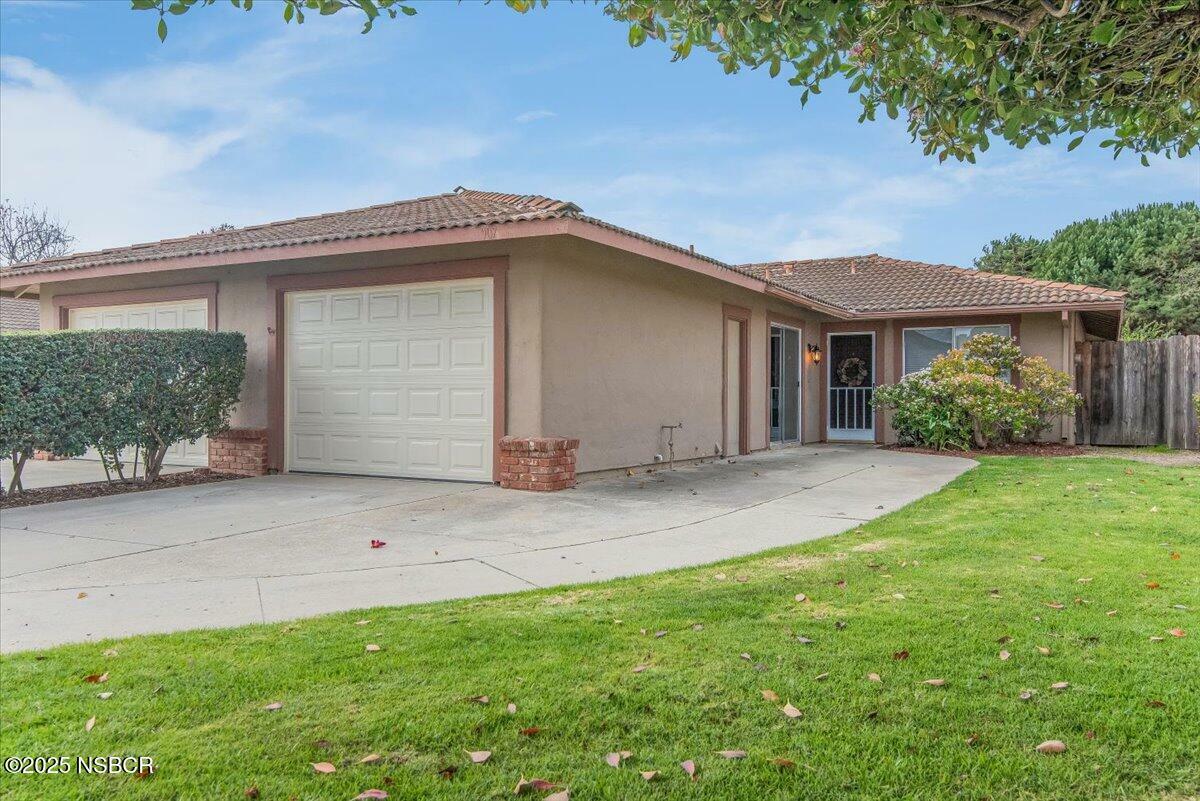 Property Photo:  907 Oleander Street  CA 93436 