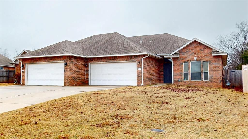 Property Photo: 2730 Silvertree Drive OK 73120