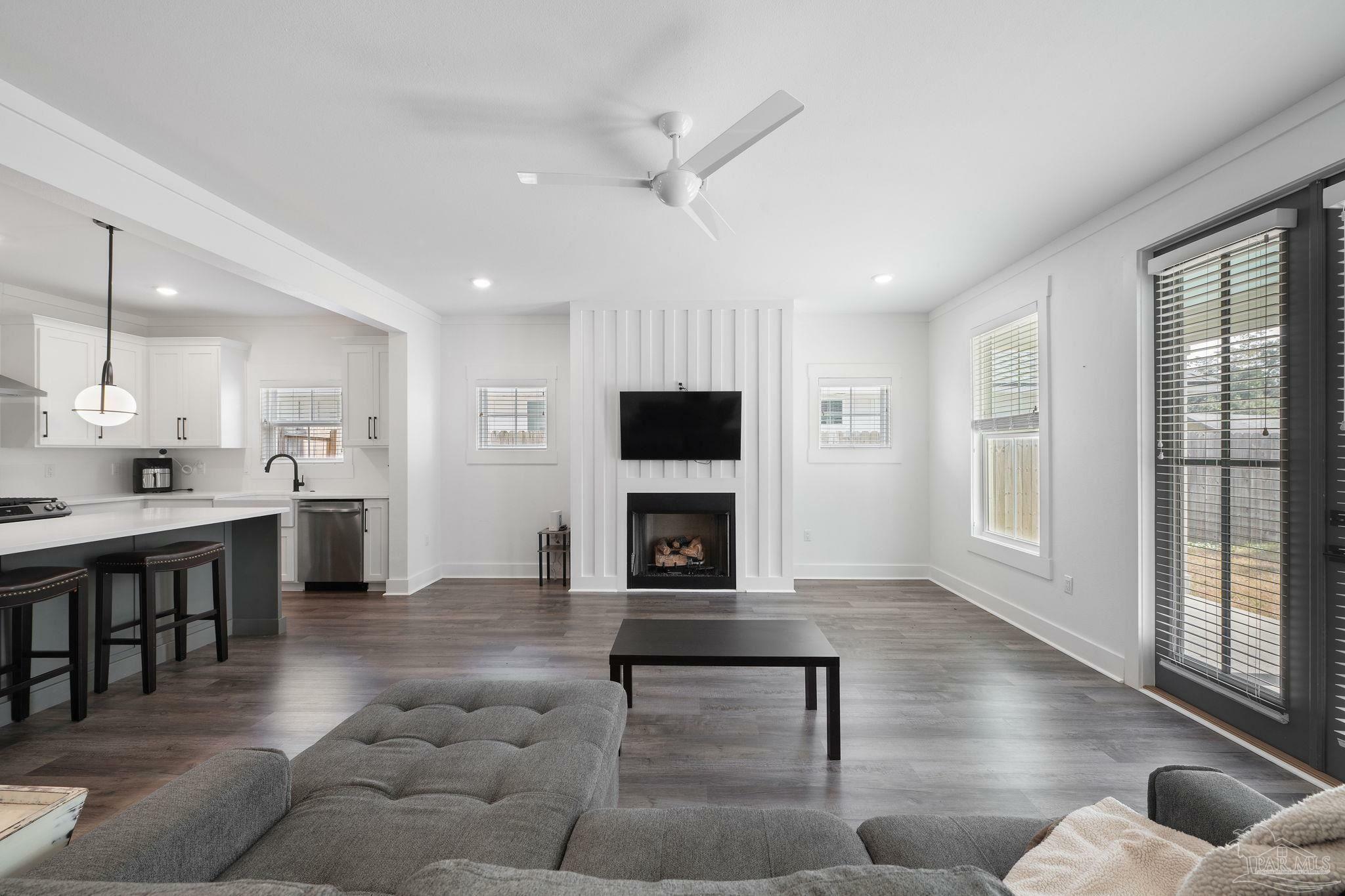 Property Photo: 1001 E Cross St B FL 32503