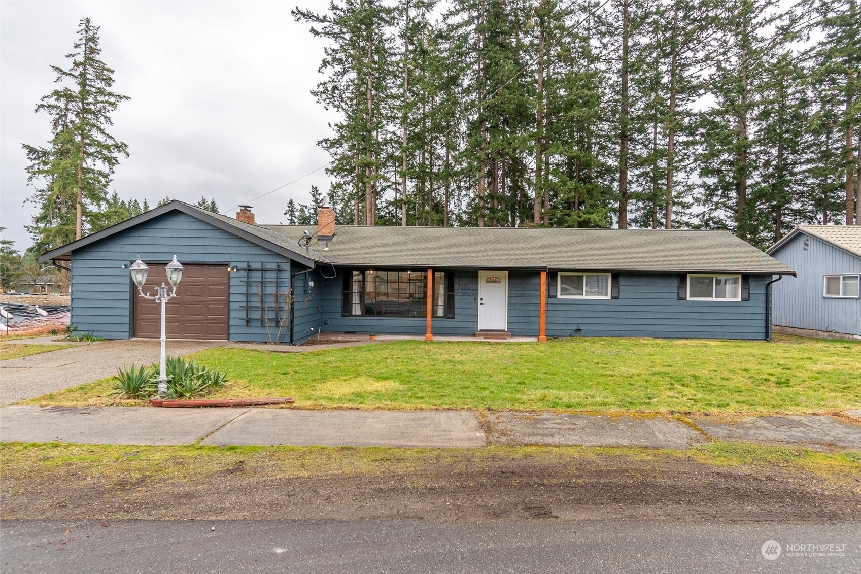 1881 NE Tenth Avenue NE  Oak Harbor WA 98277 photo