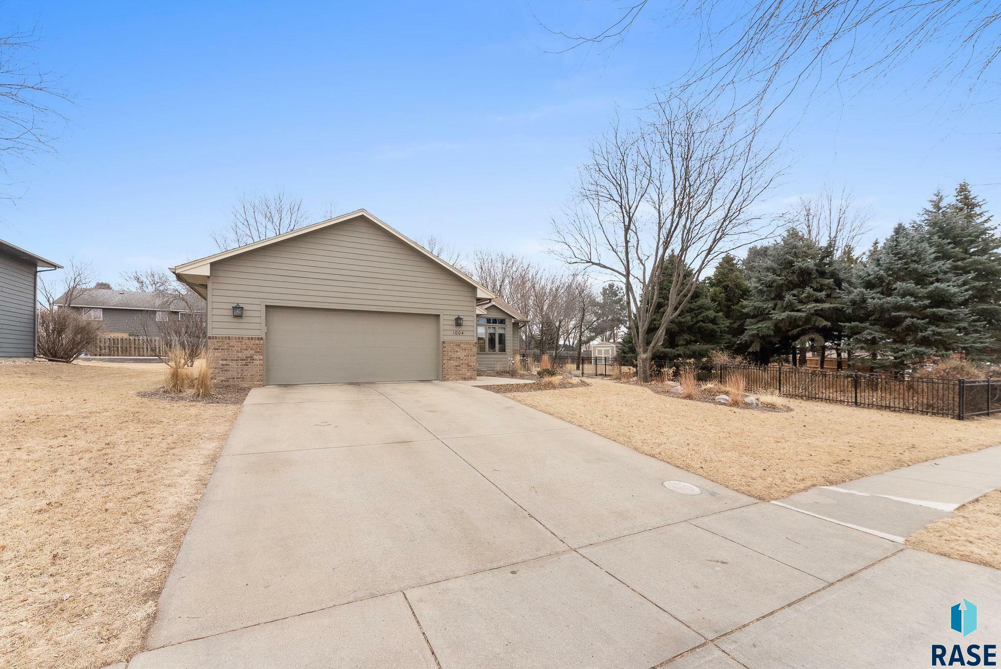 Property Photo:  1004 N Sycamore Ave  SD 57110-5747 