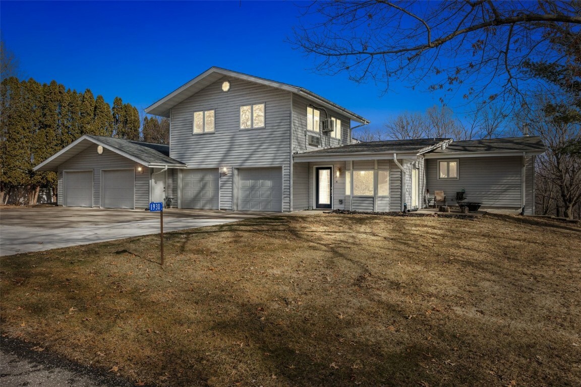 Property Photo: 1930 Sunset Drive NE IA 52333