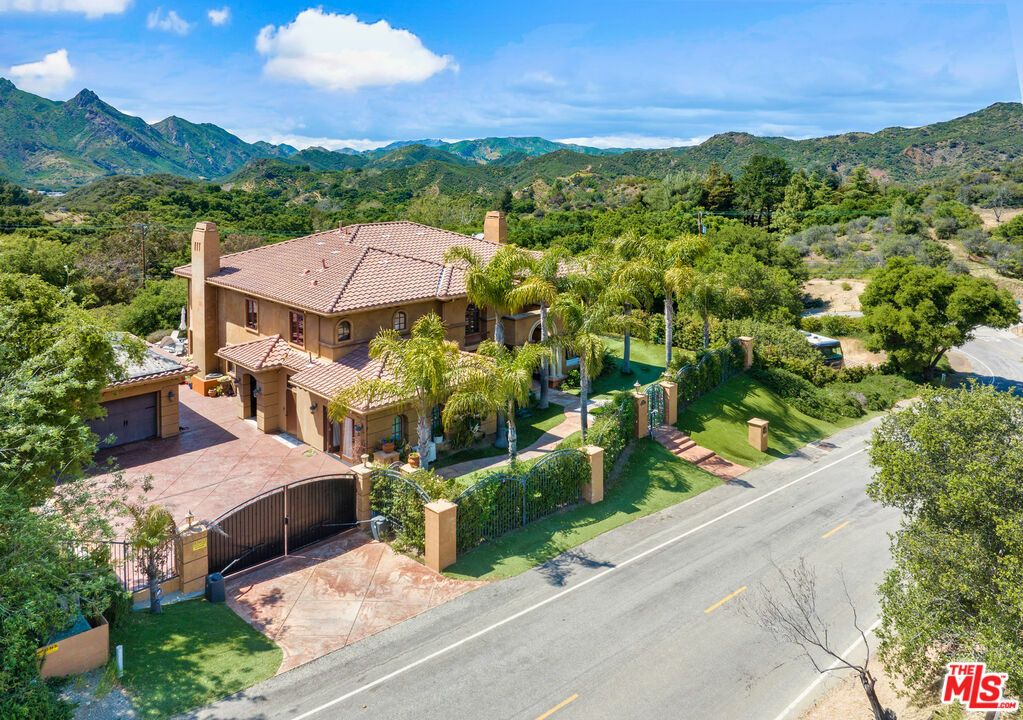 Property Photo: 435 Woodbluff Rd CA 91302