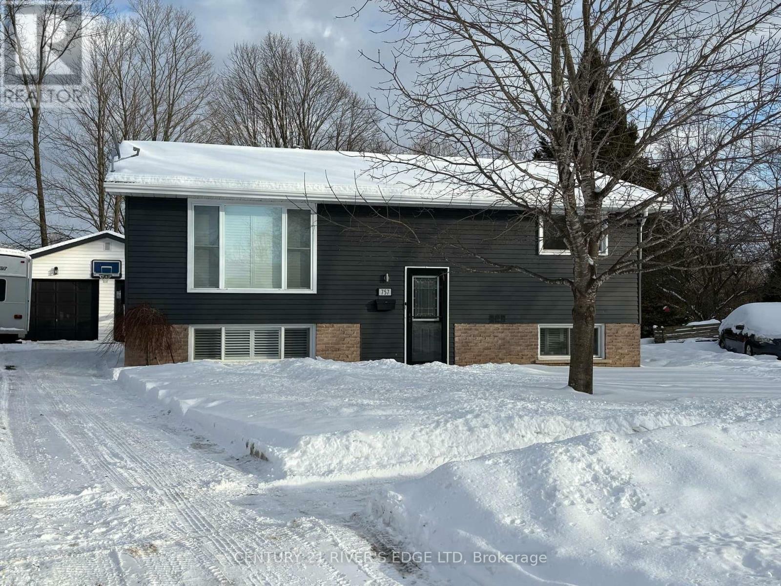 Property Photo:  757 Comstock Crescent  ON K6V 6C9 