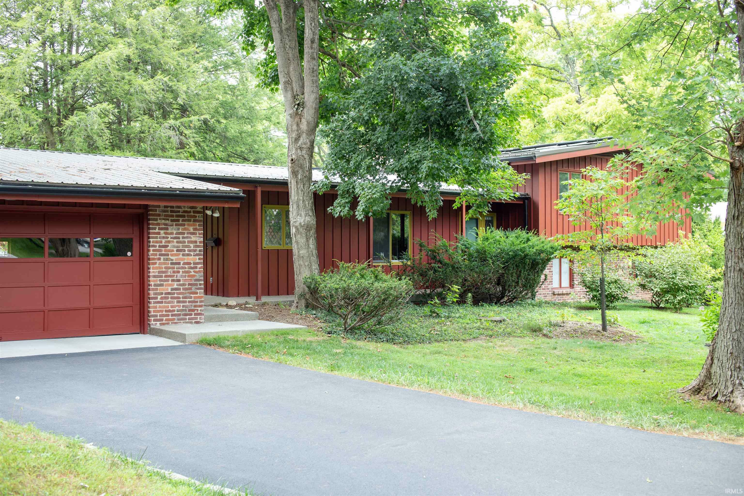 Property Photo:  1006 S Covenanter Drive  IN 47401-7401 