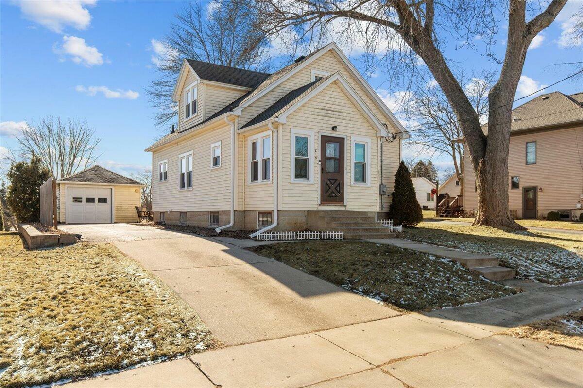 Property Photo:  619 Highland Ave  WI 53040 