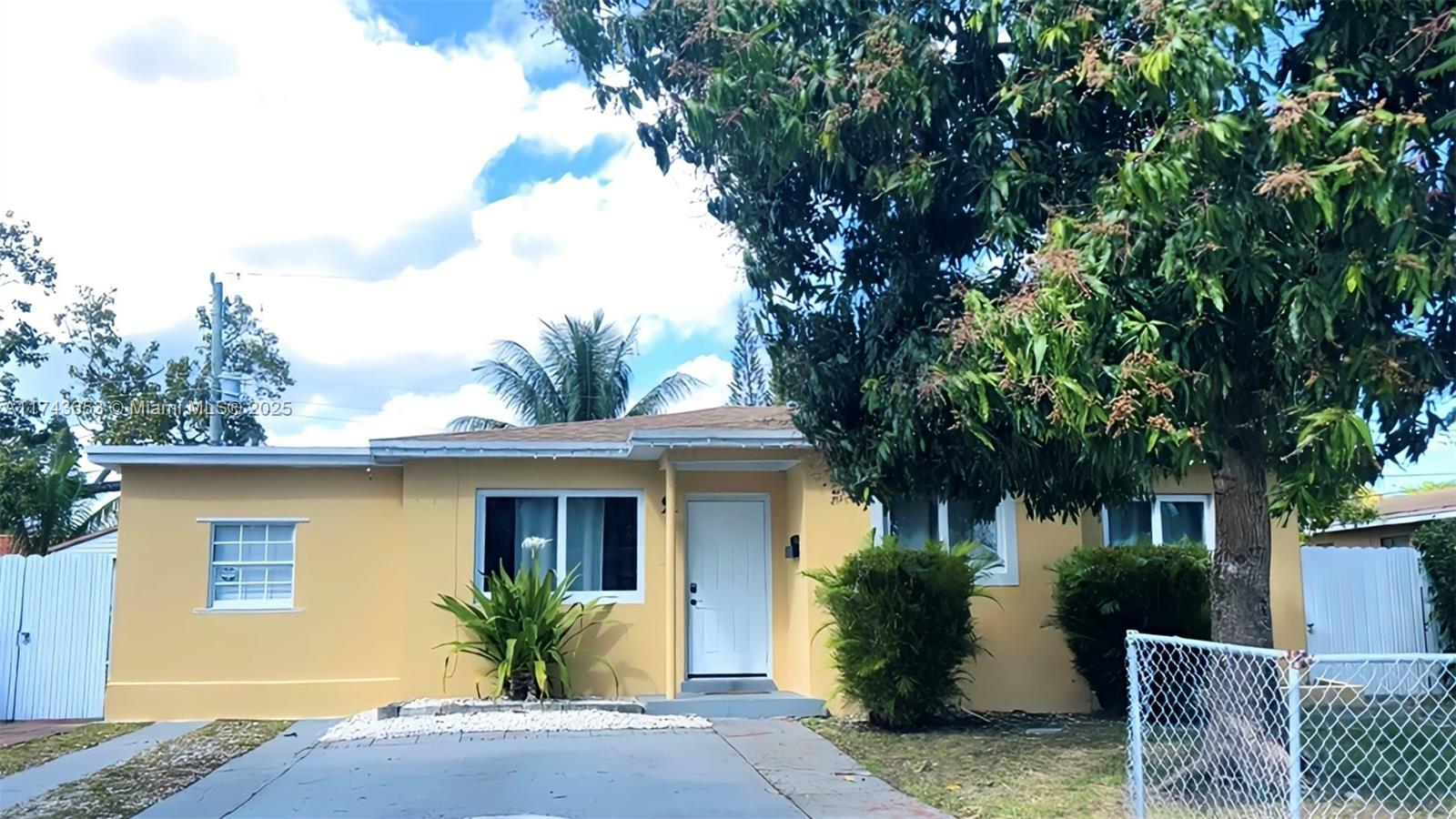 Property Photo: 1431 NE 156th Ter FL 33162