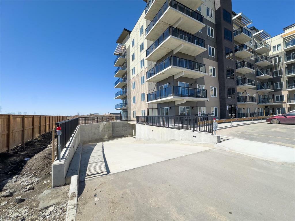 Property Photo: 635 Ballantrae Drive MB R3T 6K4