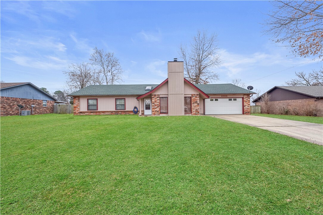 Property Photo:  2002 W Granite Street  AR 72761 