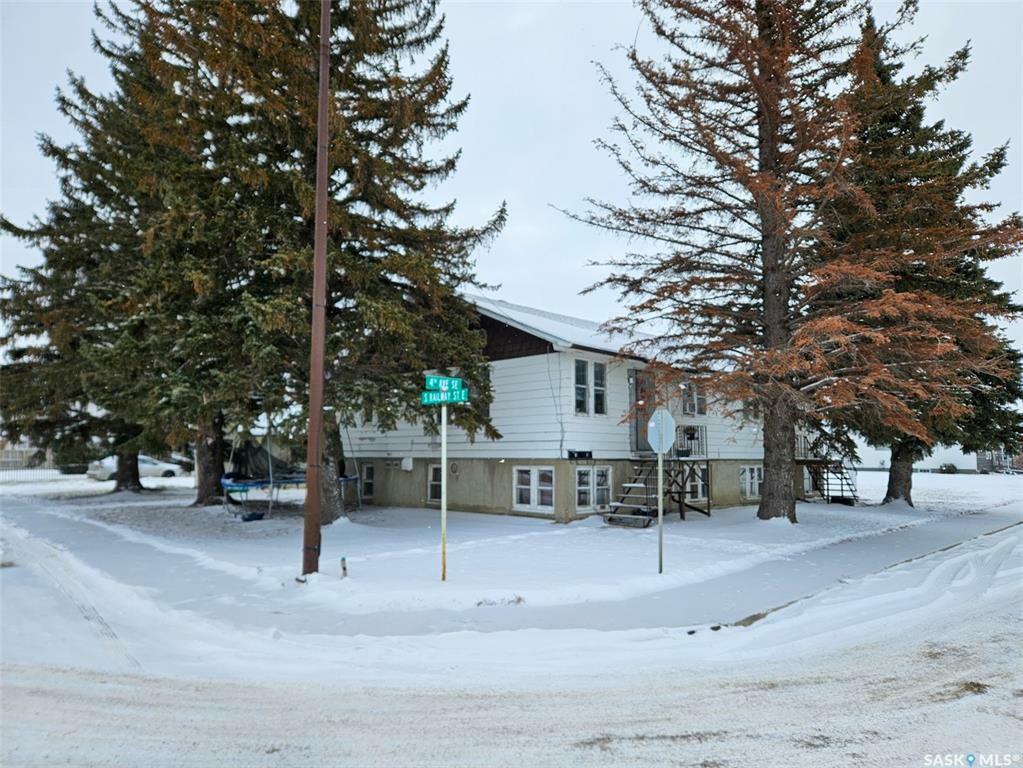 Property Photo:  3 4th Avenue SE  SK S9H 3L1 