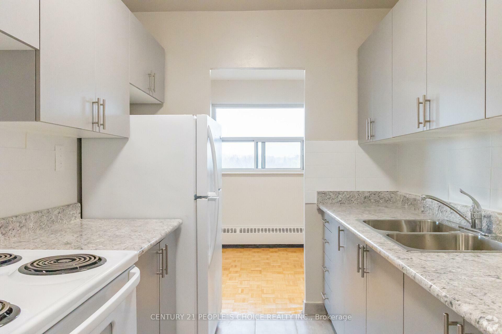 Property Photo: 1061 Seneca Avenue 609 ON L5G 3X7