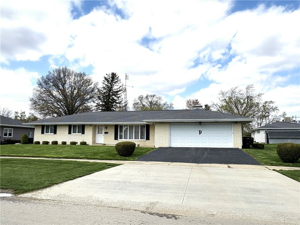 Property Photo: 108 W Samuel Street IL 62510