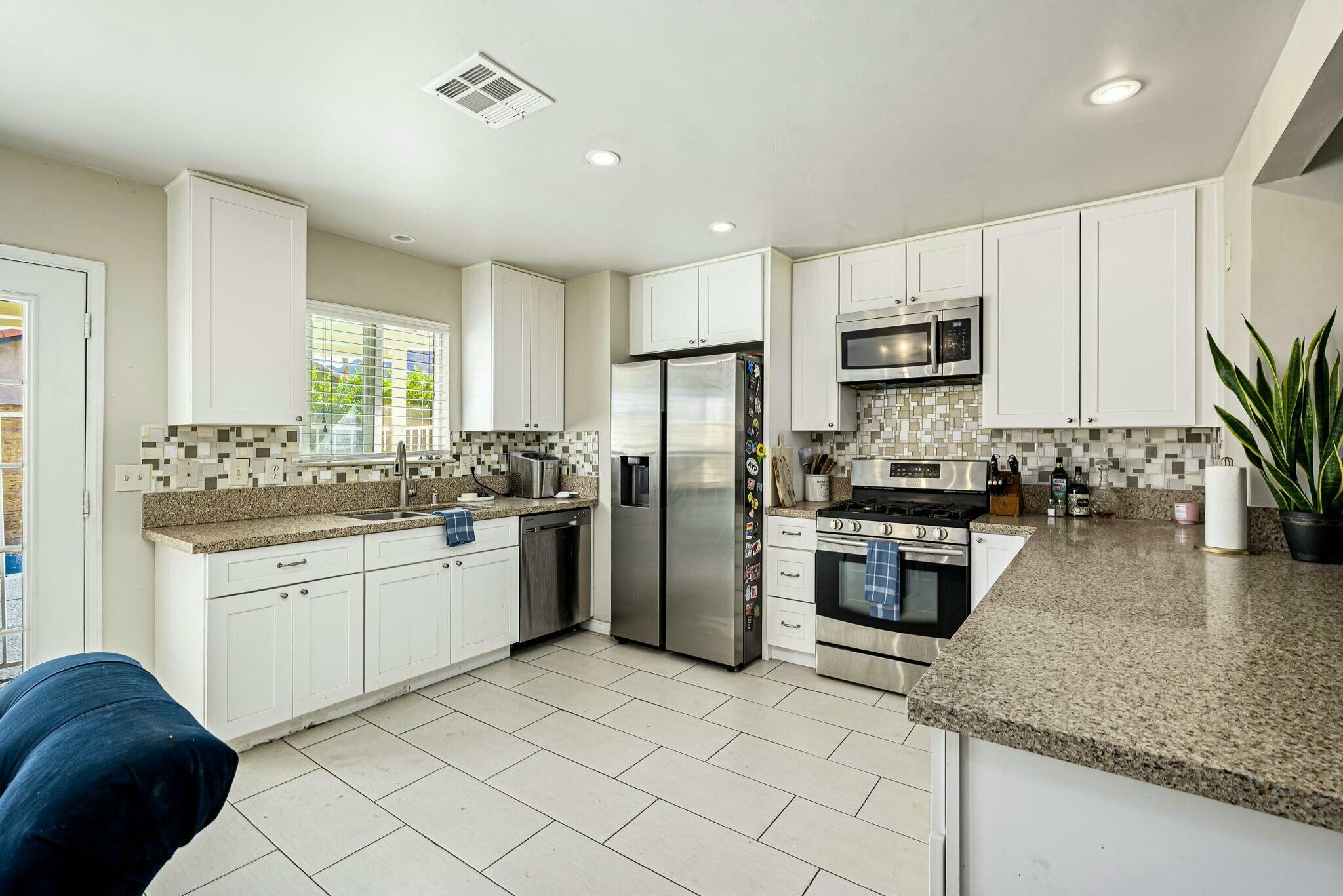 Property Photo: 52060 Avenida Velasco CA 92253