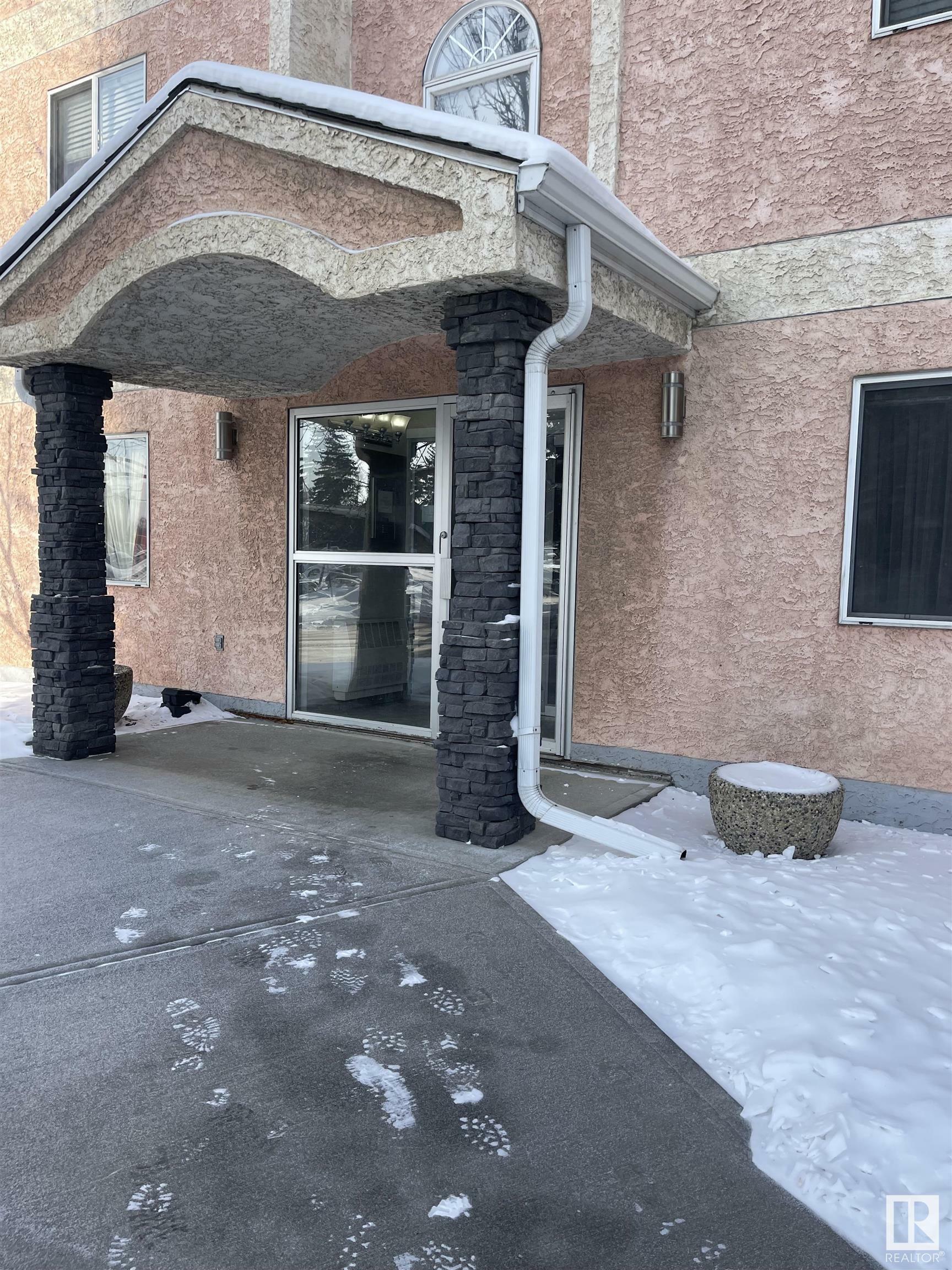 Photo de la propriété:  6310 101 Avenue NW  AB T6A 0H5 