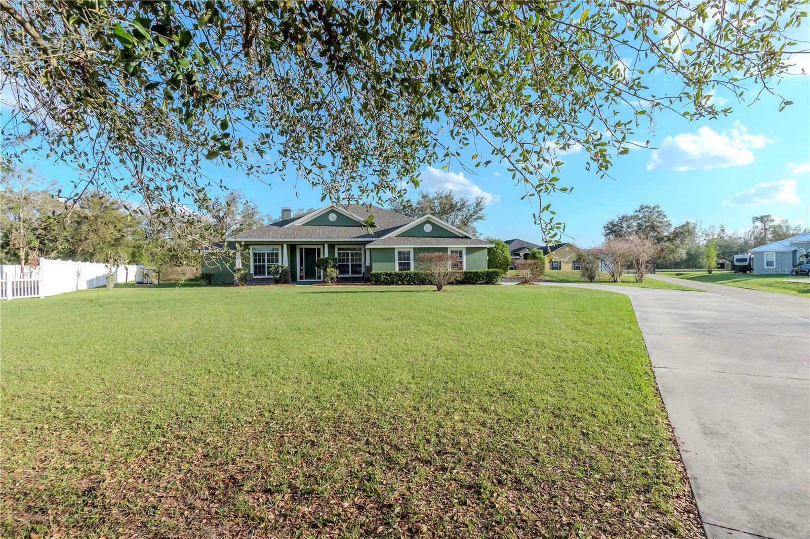 Property Photo:  3206 Duchess Court  FL 33565 