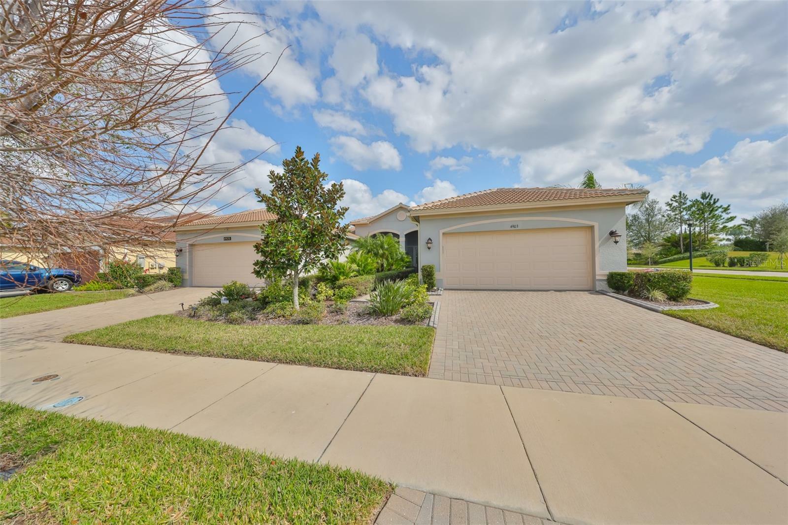 Property Photo:  4903 Avila Lakes Drive  FL 33598 