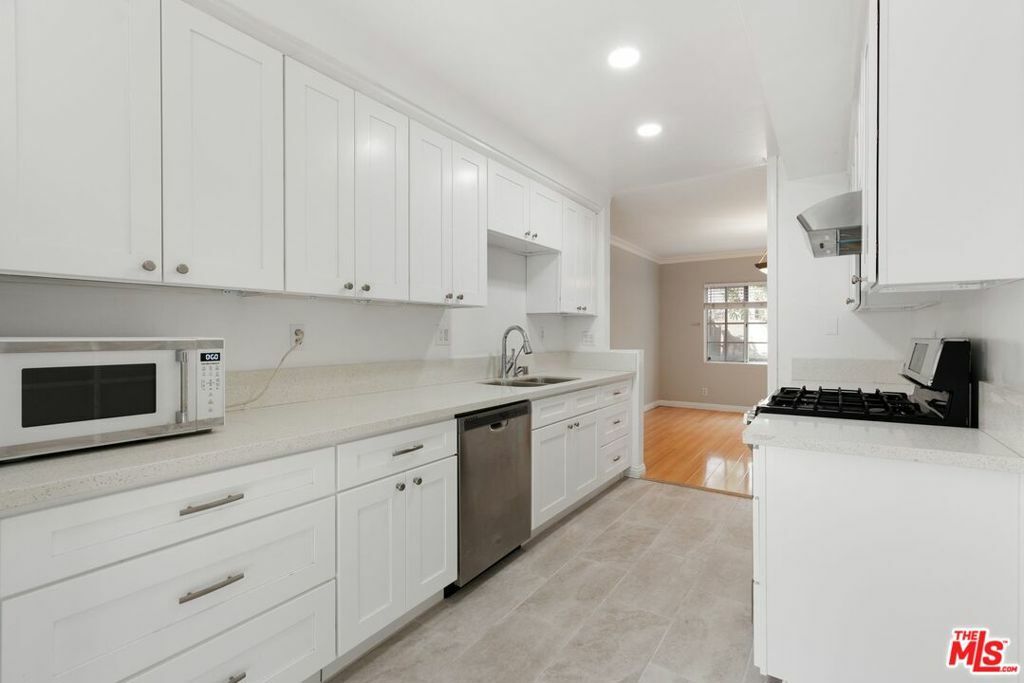 Property Photo: 837 S Windsor Boulevard 3 CA 90005