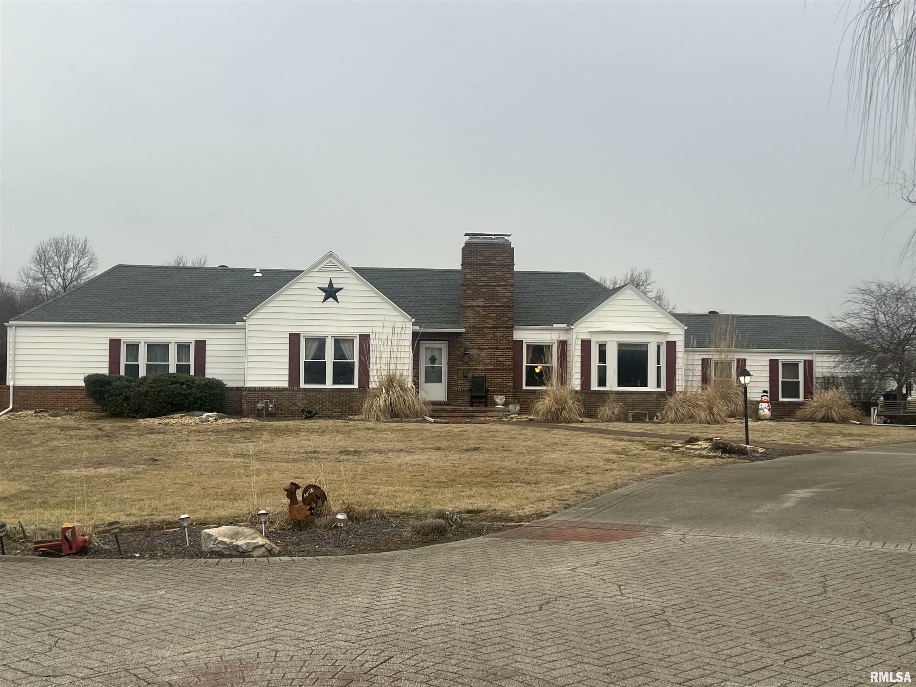 Property Photo: 2719 S Broadway IL 62881