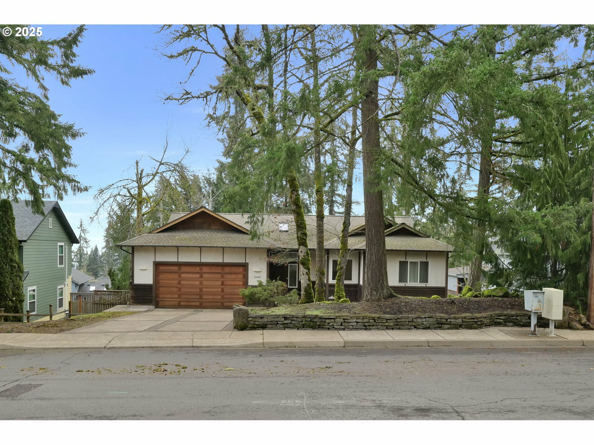 Property Photo: 6866 Jessica Dr OR 97478