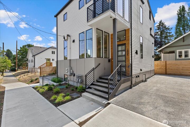 Property Photo:  2405 E Fir Street  WA 98122 