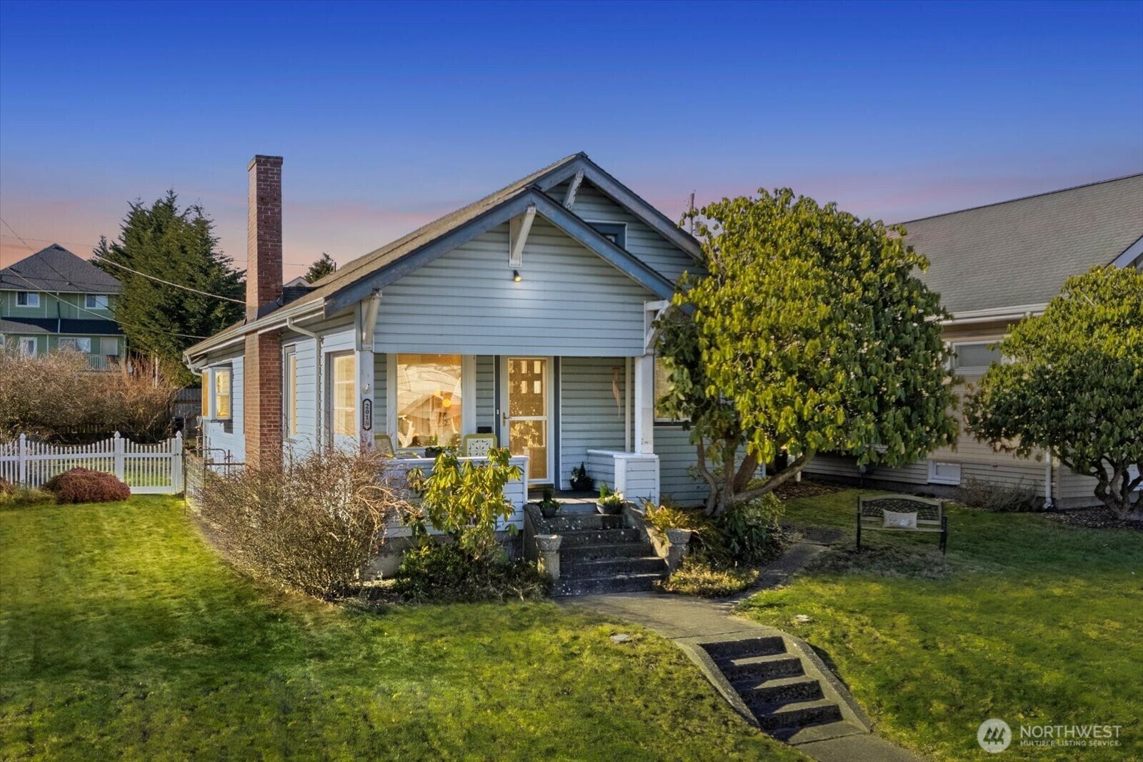 Property Photo:  2018  Oakes Avenue  WA 98201 