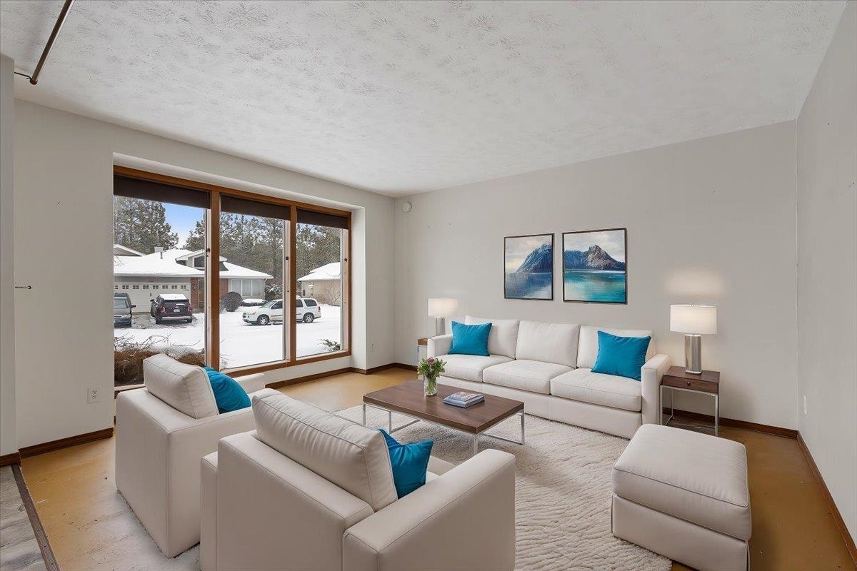 Property Photo: 6427 N Royal Crescent Ln WA 99205