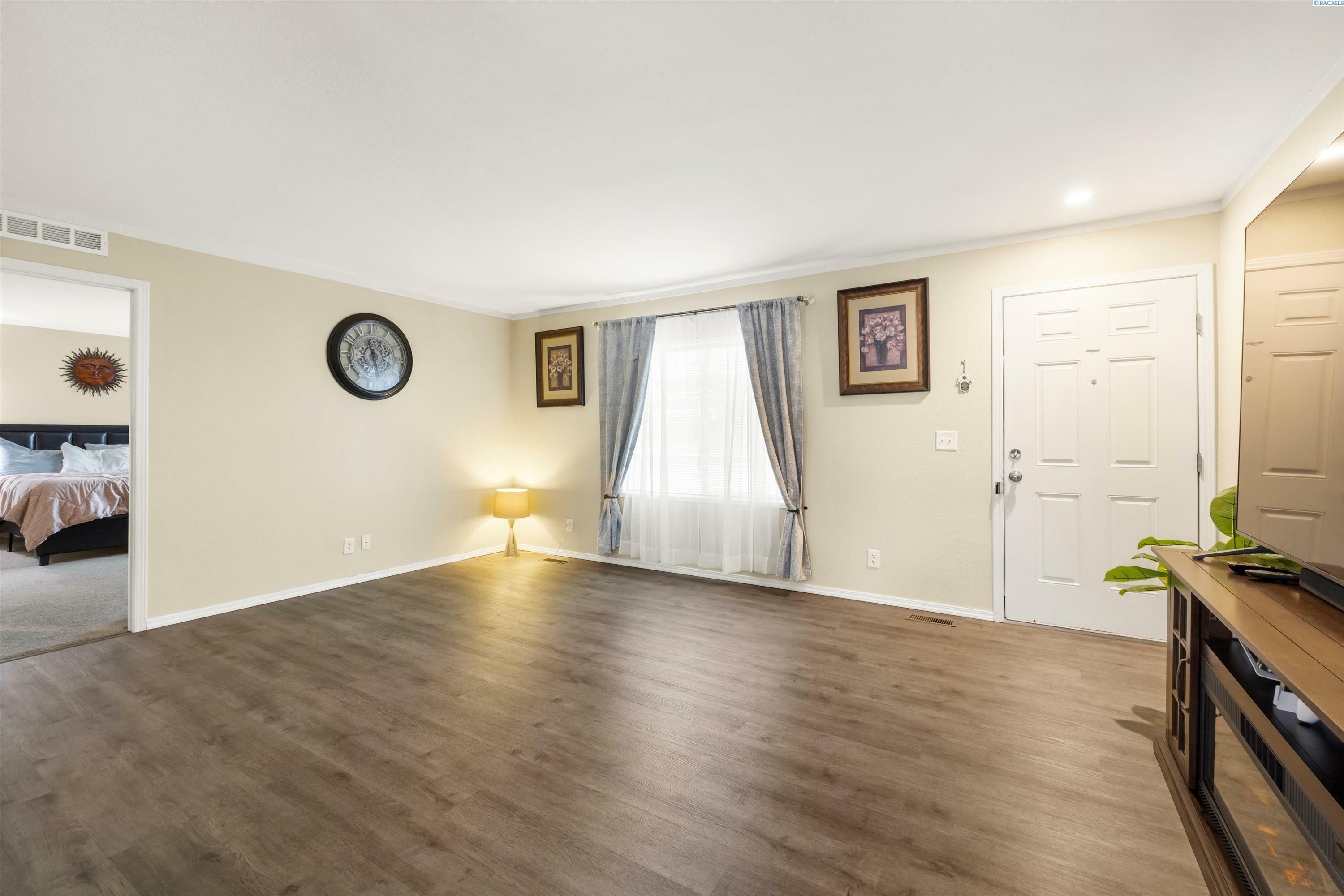 Property Photo: 17 Galaxy Ln 17 WA 99352