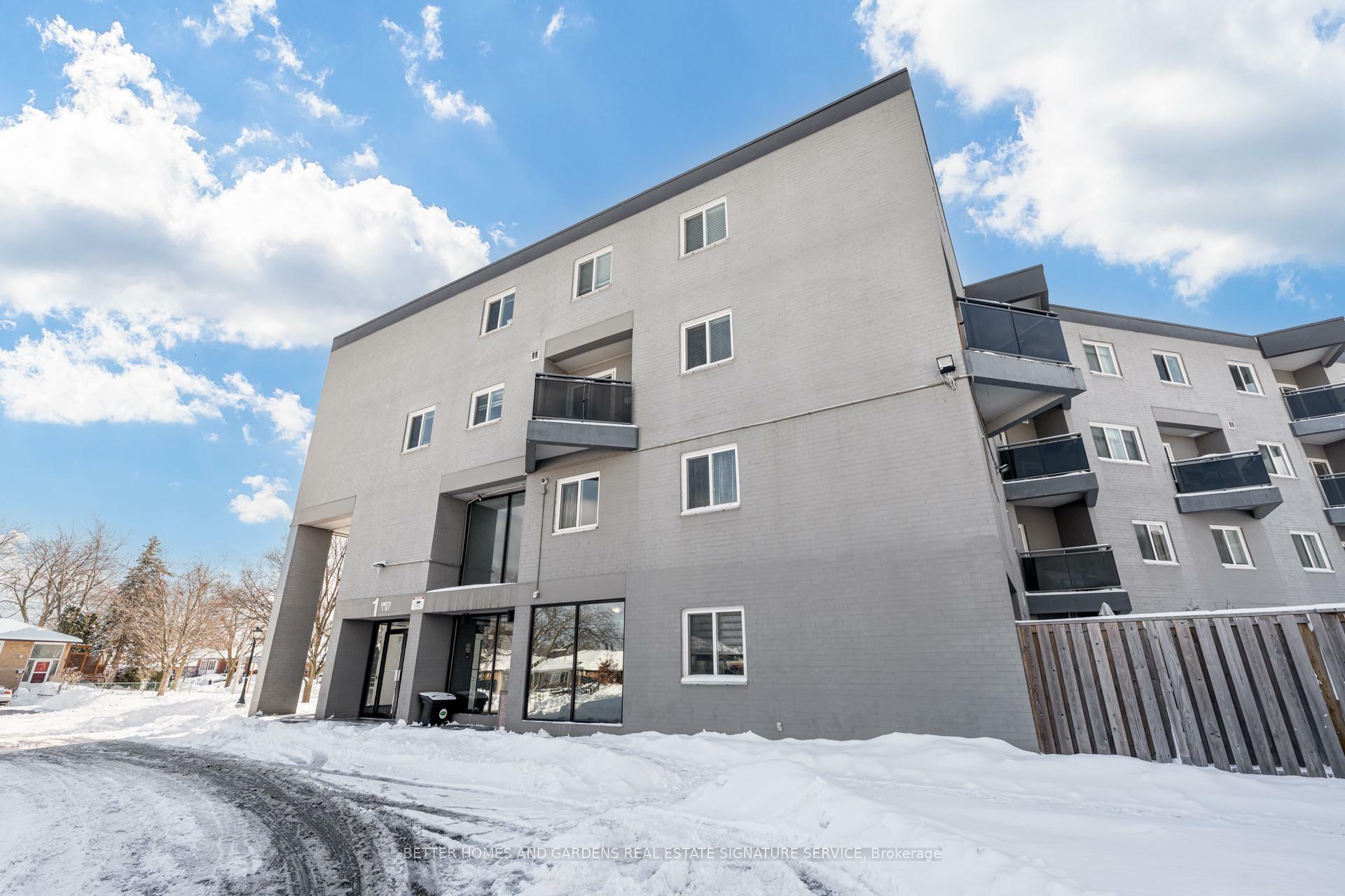 Property Photo: 2001 Bonnymede Dr 15 ON L5J 4H8