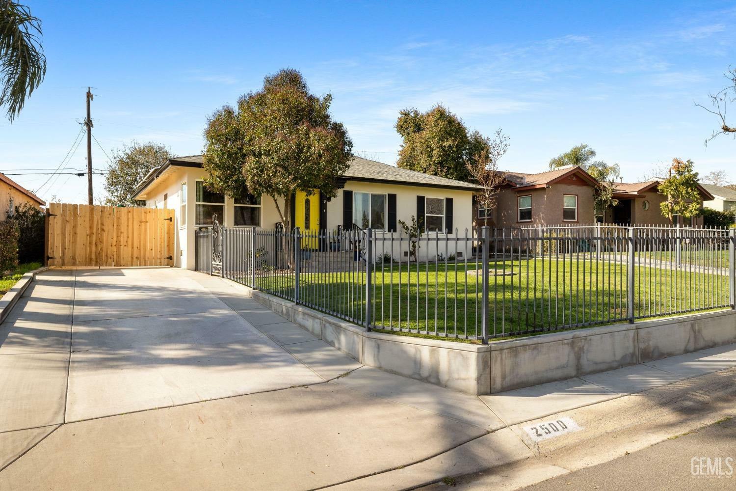 Property Photo:  2500 Lomita Verde Drive  CA 93305 