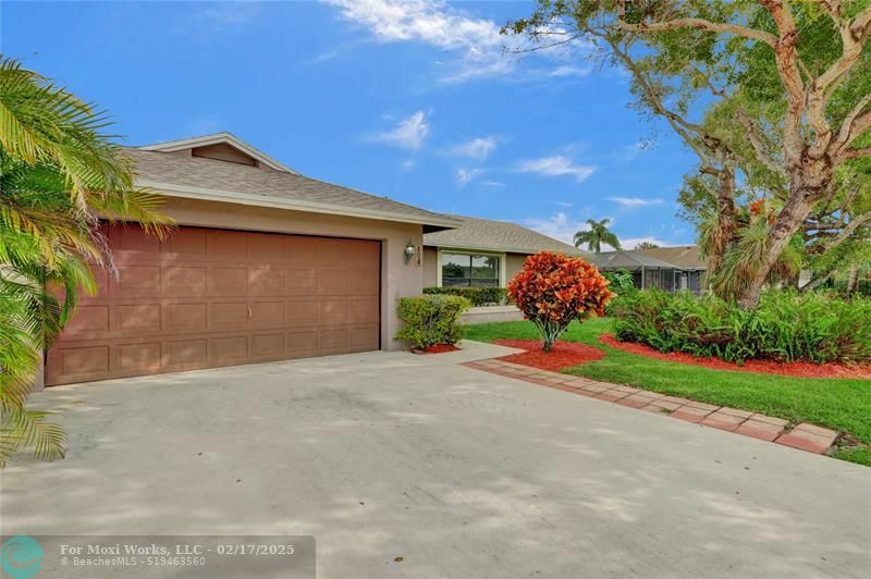 Property Photo:  104 Parkwood Dr  FL 33411 